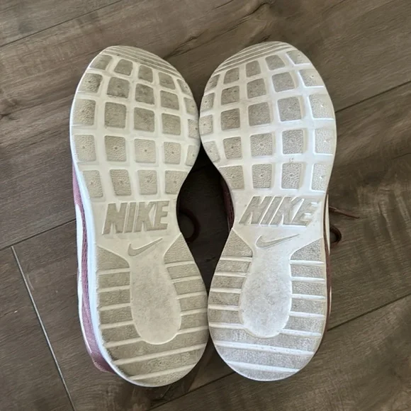 Size 7.5 Nike Women’s Tanjun - Picture 7 of 7